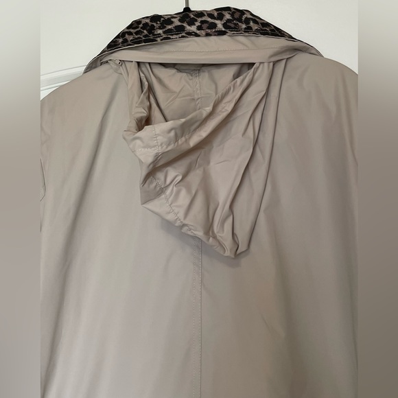 Ladies’ JM Collection Petite Cream/Cheetah Print Windbreaker Rain Jacket (Large) - Picture 7 of 7